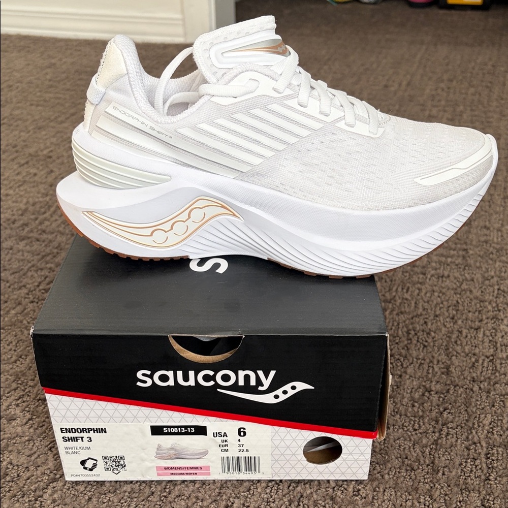 Saucony Women's Endorphin Shift 3 Women’s size 6 NEW